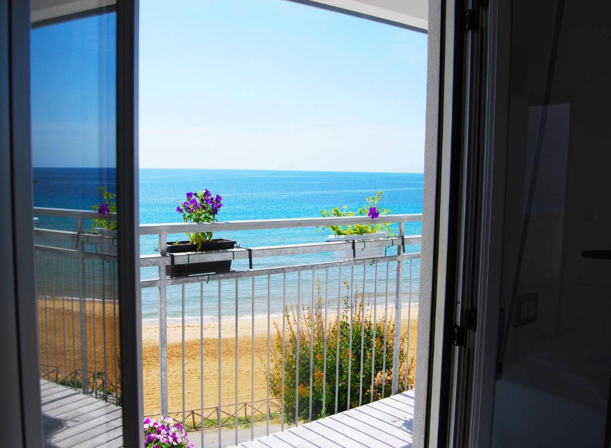 B&B Capo Rizzuto Fronte Mare Exterior photo